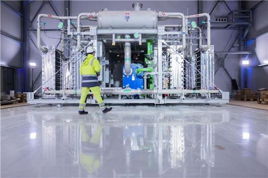 Blick auf einen Elektrolyseur für die Herstellung von grünem Wasserstoff.