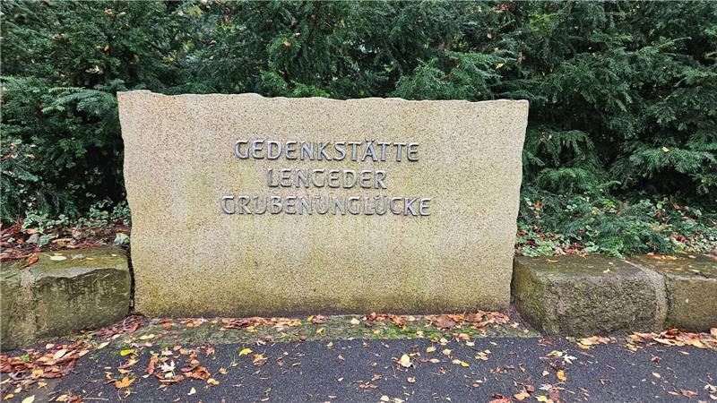 Blick auf einen Gedenkstein mit der Aufschrift «Gedenkstätte Lengeder Grubenunglücke» in Lengede.