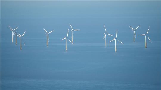 Blick auf einen Offshore-Windpark in der Nordsee.