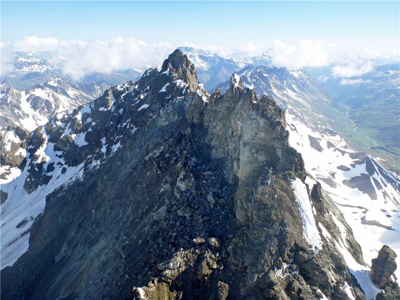 Experte: Permafrost-Schmelze führte zu Bergsturz in Tirol Blick auf einen Teil des Fluchthorns, nachdem sich Gesteinsmassen gelöst und bergab gerutscht sind. Bei dem massiven Bergsturz im Bundesland Tirol ist ein Alpengipfel samt Gipfelkreuz verschwunden.