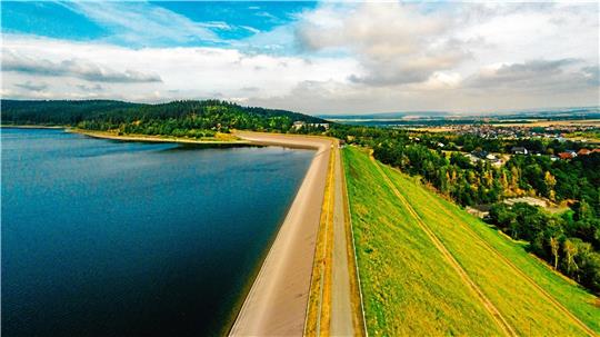 Blick auf einen Teil des Stausees samt Damm: Von der Granetalsperre aus können Besucher den Blick weit ins Land schweifen lassen.  Fotos: Harzwasserwerke, Gereke