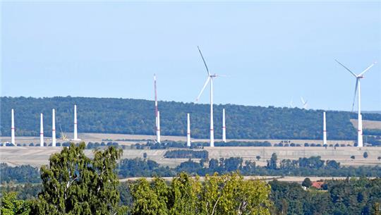 Blick auf einen Teil des Windparks, der auf der Haar entsteht: Die Anlagen sind im Harzvorland inzwischen weithin sichtbar.