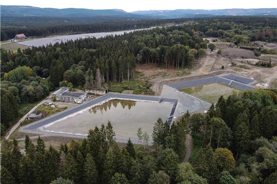 Blick auf einen Teilbereich der ehemaligen Sprengstoff-Fabrik "Werk Tanne" mit der Pflanzenkläranlage und Solarenergie-Park im oberen Bereich. Die Böden und Gewässer rund um das Gelände der ehemaligen NS-Sprengstofffabrik Werk Tanne im Harz sind mit giftigen Altlasten kontaminiert und sollen mit einer Pflanzenkläranlage natürlich abgebaut werden. Foto: Swen Pförtner/dpa