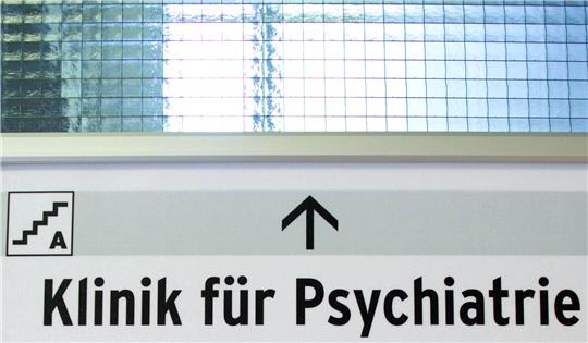 Blick auf einen Wegweiser zur Klinik für Psychiatrie. Symbolfoto: Carstensen/dpa