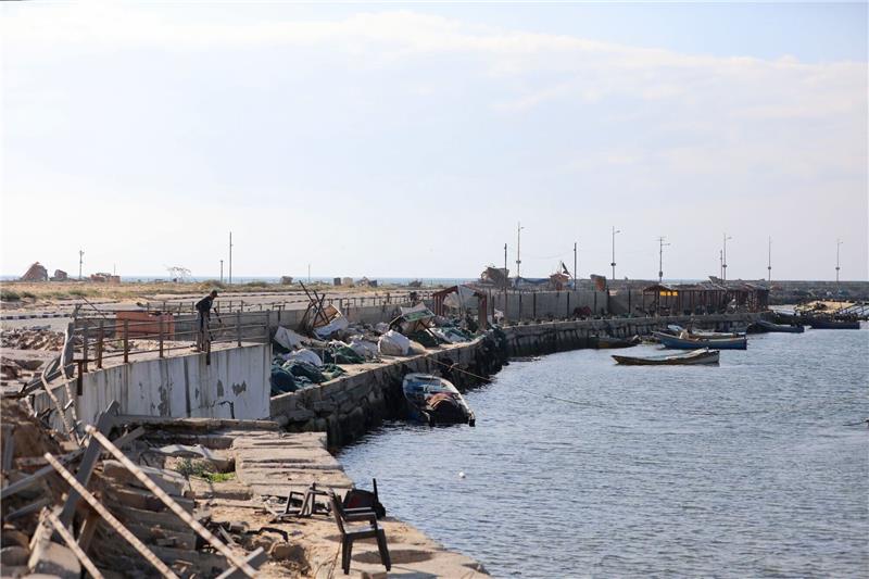 Deutschland will sich an Gaza-Hilfskorridor beteiligen Blick auf einen beschädigten Hafen in Gaza-Stadt. Der Hafen von Gaza-Stadt ist kaputt und zu flach für große Schiffe. Doch die USA und andere wollen nun für eine begrenzte Zeit einen neuen Hafen einrichten.