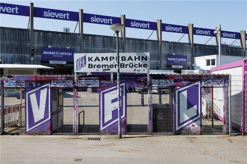 Blick auf einen geschlossenen Eingang zum Stadion an der Bremer Brücke.
