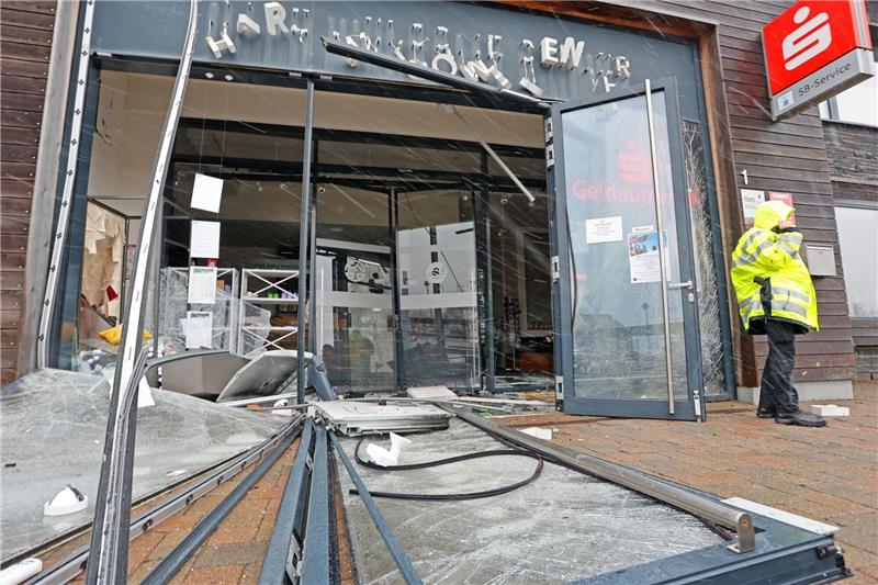 Mehr Explosivstoffe – die große Gefahr bei Automatensprengungen Blick auf einen zerstörten Vorraum der Touristinformation in Torfhaus.