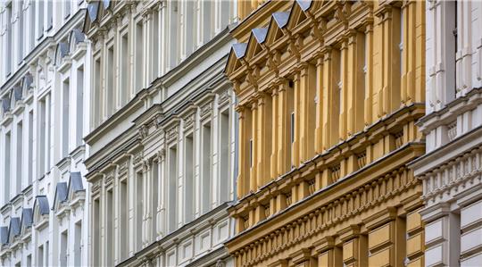 Blick auf sanierte Altbaufassaden im Berliner Bezirk Prenzlauer Berg.