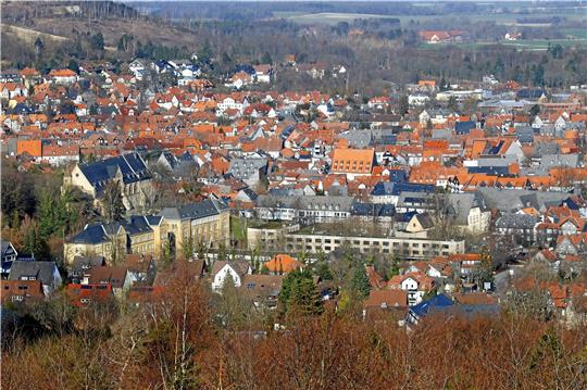 Blick aufs Pfalzquartier: Wo der Bundesgrenzschutz einst in schnöder Waschbeton-Gotik seine Aufgaben erledigte, sollen die lange leer stehenden Gebäude noch in diesem Jahr weichen und das Areal nach preisgekrönten Architekten-Plänen umgestaltet werden.  Archivfoto: Epping