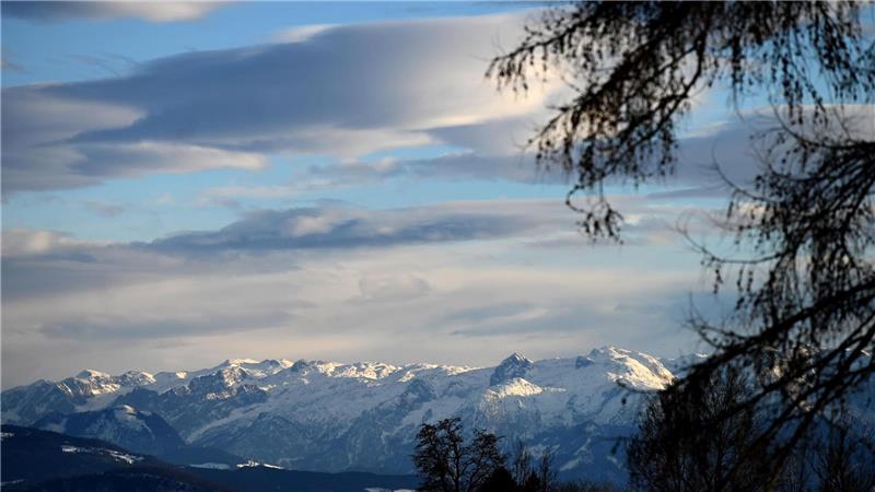 Deutsche Familie mit drei Kindern in Bergnot Blick aufs Tennengebirge im österreichischen Bundesland Salzburg: Eine Familie mit drei Kindern aus Baden-Württemberg steckte im Tennengebirge in einem Altschneefeld fest.