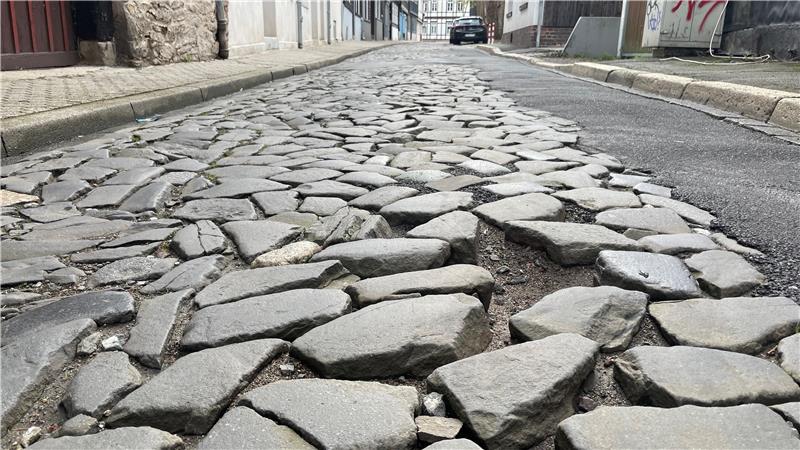 Das Foto zeigt löchriges Kopfsteinpflaster in der Dedeleber Straße.