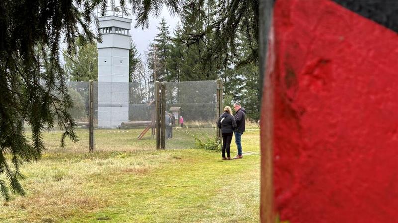 Viele Besucher am Tag der Deutschen Einheit an ehemaliger Grenze Blick aus Richtung Braunlage auf den Grenzturm: Vor allem am Nachmittag des „Tags der Deutschen Einheit“ ist das Gebäude aus der Zeit des kalten Krieges gut besucht worden.