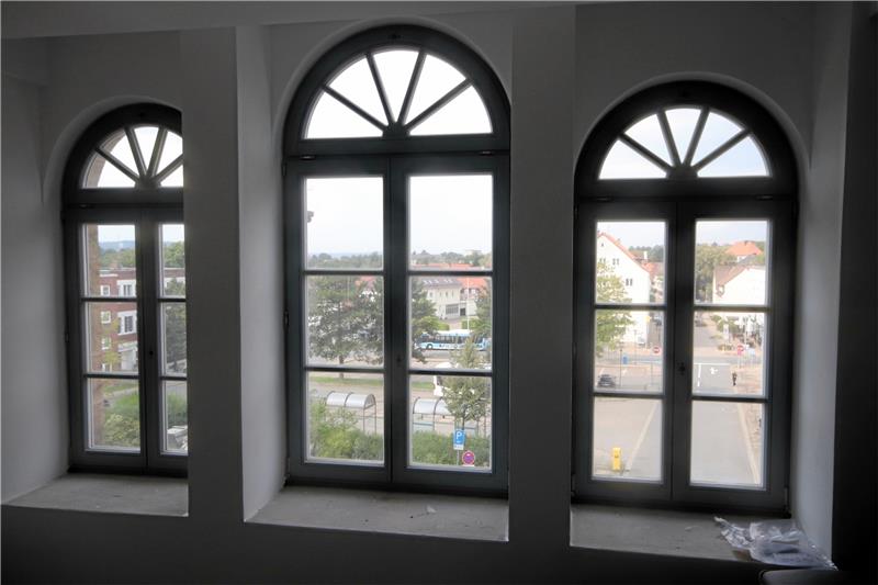 Blick aus dem Fenster einer künftigen Ferienwohnung auf den Bahnhofsvorplatz, dessen Umgestaltung die Stadt anstrebt. Foto: Gereke
