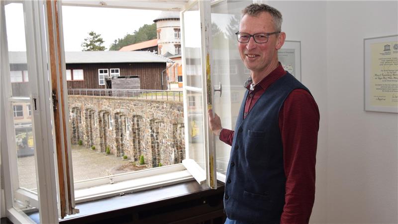 Blick aus dem Fenster seines Dienstzimmers am Rammelsberg: Zum Jahresende zieht sich Dr. Johannes Großewinkelmann von seinen Chefposten am Rammelsberg und in der Welterbe-Stiftung zurück, auch mit Rücksicht auf seine Gesundheit, wie er erklärt.