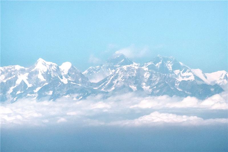 Erste Bergsteiger der Saison erreichen Mount-Everest-Gipfel Blick aus dem Flugzeug auf das Himalaya-Gebirge mit dem Mount Everest - höher geht's nicht.