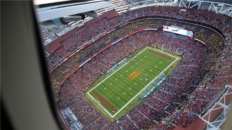 St. Brown feiert mit Gruß an Trump - Von Gegner geschlagen Blick aus der Air Force One beim Tiefflug über dem Stadion der Washington Commanders.