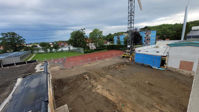 Bad Harzburger „Werner“ bekommt Außenbeamer und Unisex-Toiletten Blick aus der Schulbücherei auf das Baufeld: Hier entsteht bis voraussichtlich August 2025 ein Erweiterungsbau für das Werner-von-Siemens-Gymnasium.
