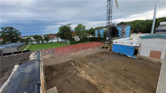 Blick aus der Schulbücherei auf das Baufeld: Hier entsteht bis voraussichtlich August 2025 ein Erweiterungsbau für das Werner-von-Siemens-Gymnasium.