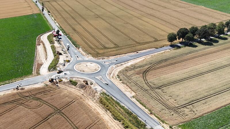 Blick aus der Vogelperspektive auf den fast fertigen Gielder Kreisel: Die Freigabe soll deutlich vorm einstmals geplanten Fertigstellungstermin erfolgen. Rechts im Bild sind die Alleebäume an der L 500 gen Neuenkirchen zu sehen.