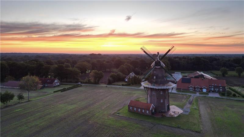 Blick bei Sonnenaufgang auf die dreistöckige Gallerieholländer Mühle. (Aufnahme mit einer Drohne)