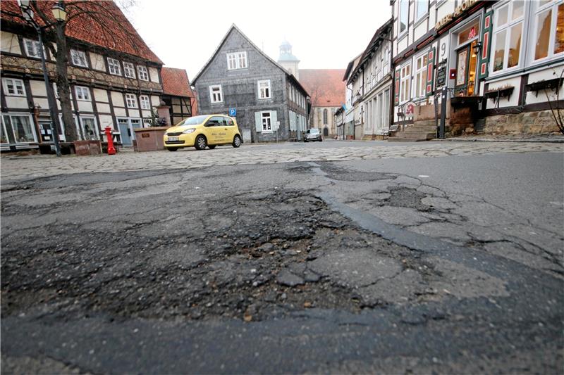 Hornburgs Verwandlung geht weiter – neues Baugebiet kommt Blick die Hornburger Marktstraße zur Marienkirche hinauf: Die Fahrbahn ist mit Schadstellen übersät und wird nun dank der Städtebauförderung hübsch gemacht. Foto: Gereke
