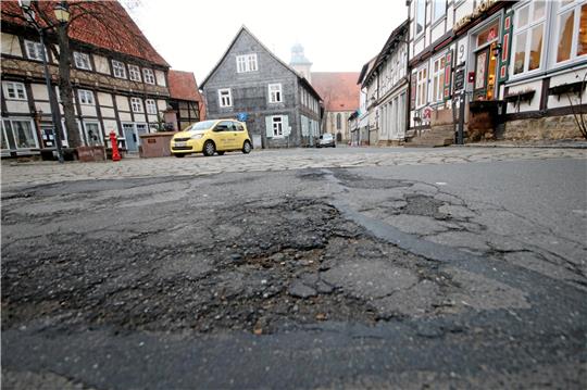 Blick die Hornburger Marktstraße zur Marienkirche hinauf: Die Fahrbahn ist mit Schadstellen übersät und wird nun dank der Städtebauförderung hübsch gemacht. Foto: Gereke