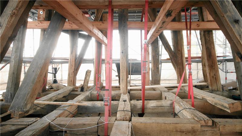 Werlaburgdorf: Millionenprojekt für maroden Kirchturm gestartet Blick durch die Balkenkonstruktion der Turmhaube: Je drei Kubikmeter Eichen- und Fichtenholz werden bei der Sanierung verbaut.