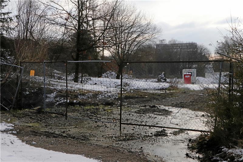 Blick durchs Gitter auf das Gelände der Altlast Grube Ida: Im Hintergrund erhebt sich das Gebäude der Studiengesellschaft für Eisenerzaufbereitung.  Foto: Gereke