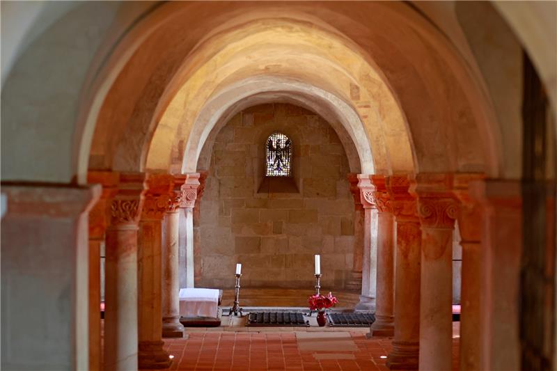Quedlinburger Domschatz: Raub und Rückkehr bleiben Thema Blick in Krypta der Stiftskirche in Quedlinburg. Teile des Quedlinburger Domschatzes, einem der bedeutendsten deutschen Kirchenschätze, wurden bei Kriegsende von einem amerikanischen Soldaten gestohlen. Vor 30 Jahren wurde die Rückkehr in die Harzstadt gefeiert. Nach zwei Stücken wird aber weiter gesucht. Foto: picture alliance/dpa | Matthias Bein