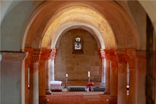 Blick in Krypta der Stiftskirche in Quedlinburg. Teile des Quedlinburger Domschatzes, einem der bedeutendsten deutschen Kirchenschätze, wurden bei Kriegsende von einem amerikanischen Soldaten gestohlen. Vor 30 Jahren wurde die Rückkehr in die Harzstadt gefeiert. Nach zwei Stücken wird aber weiter gesucht. Foto: picture alliance/dpa | Matthias Bein