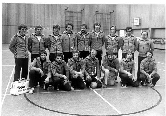 Blick in das Fotoalbum: Das HSG-Verbandsliga-Team 1977/78 mit (hinten v.li.) Masseur Klaus Kutschke, Trainer Albert Gereke, Dragoje Markovic, Rainer Völkel, „Kalle“ Bennat, Uwe Keune, Dieter Hunstock, Werner Hackmann, Betreuer Horst Vieregge; (vorn v.li.) „Fiete“ Gerke, Jochen Schmidt, Klaus Schischkoff, Horst Petri, Wolfgang Opitz, Klaus Gläser und Hajo Rullkötter.  Foto: GZ-Archiv