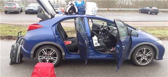 Blick in das kontrollierte Fahrzeug – zugleich Fundort der Drogen. Foto: Hauptzollamt Braunschweig
