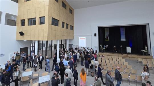 Blick in das neue riesige Forum: Das Schulzentrum Goldene Aue empfängt seine ersten Gäste mit der Bühne zur linken Hand.