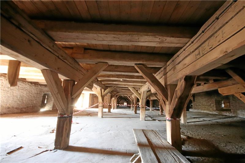Denkmäler rund ums Große Bruch erzählen ihre Geheimnisse Blick in den Alten Kornboden, der zum Hessener Schlossensemble gehört – Raum so weit das Auge reicht. Die Innenmaße betragen 15 mal 85 Meter, die Wandstärke des Gebäudes liegt bei etwa einem Meter. Bis zu 80 Zentimeter hoch war dieser Boden nach der Ernte mit Korn vollgeschüttet. Foto: Gereke