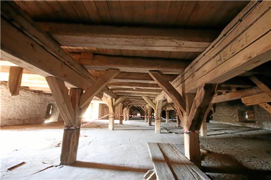 Blick in den Alten Kornboden, der zum Hessener Schlossensemble gehört – Raum so weit das Auge reicht. Die Innenmaße betragen 15 mal 85 Meter, die Wandstärke des Gebäudes liegt bei etwa einem Meter. Bis zu 80 Zentimeter hoch war dieser Boden nach der Ernte mit Korn vollgeschüttet. Foto: Gereke