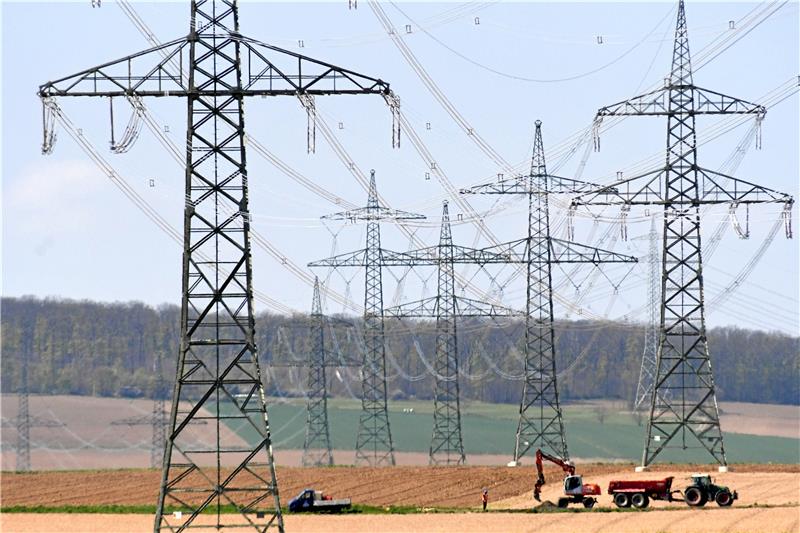 Blick in den Ambergau, durch den im Harzvorland die 380-kV-Trasse verläuft: Dort laufen die Restarbeiten. Betreiber Tennet kündigt für diesen Abschnitt A die Fertigstellung für Juni an.