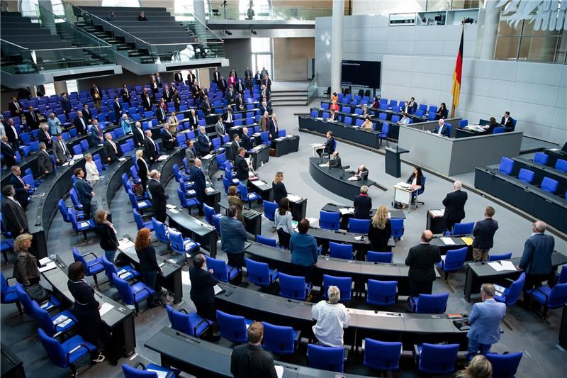 Kritik an Rekord-Diätenerhöhung für Abgeordnete Blick in den Bundestag: Die monatliche Abgeordnetenentschädigung wird jährlich angepasst.