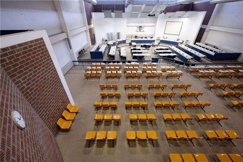 Symbolort der Linksterroristen: Stammheim wird abgerissen Blick in den Gerichtsaal und den Zuschauerbereich in Stuttgart-Stammheim.