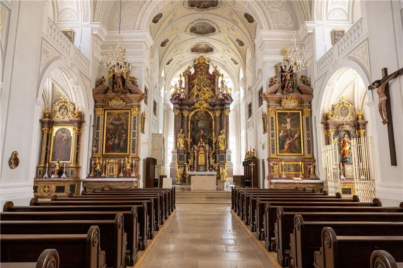 Haftstrafe nach Diebstahl von Papst-Brustkreuz Blick in den Kirchenraum und auf den Altar der Stadtkirche Sankt Oswald.