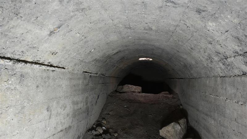 Blick in einen Betongraben, der als Luftschutzbunker diente.