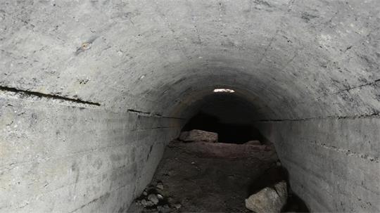 Blick in einen Betongraben, der als Luftschutzbunker diente.