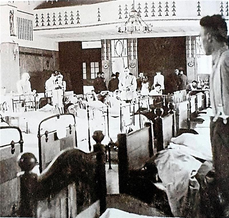 Blick in den Marmorsaal des Hotels „Der Achtermann“: Wo die Goslarer vor und nach dem Krieg rauschende Feste zu feiern wussten und wissen, werden in zusammengesuchten Betten die Verwundeten behandelt. Die Bilder zur Dokumentation der Erinnerungen des Autors stammen nicht direkt aus seiner Zeit, sondern sind dem Archiv des früheren GZ-Fotografen Friedhelm Geyer entnommen. Er hat sie in seinem Buch „Goslar im Krieg und den Jahren danach 1939 - 1965“ veröffentlicht.