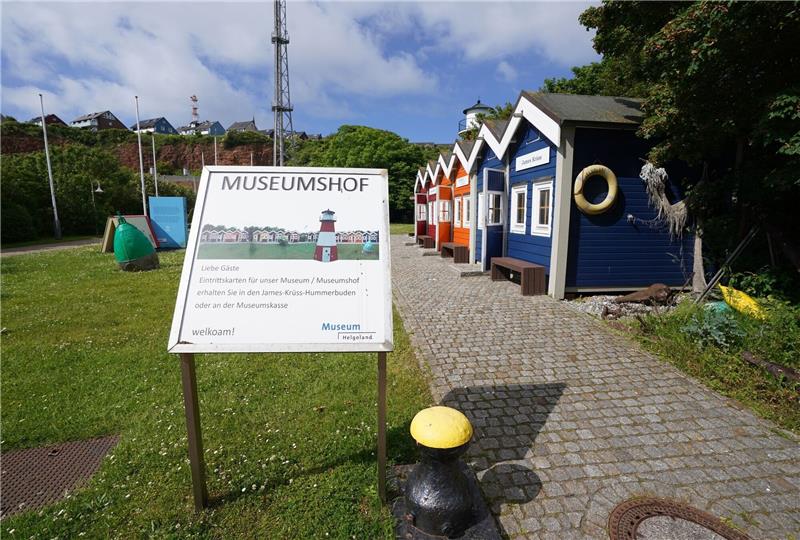 Blick in den Museumshof mit den Hummerbuden (r) des Museums Helgoland.