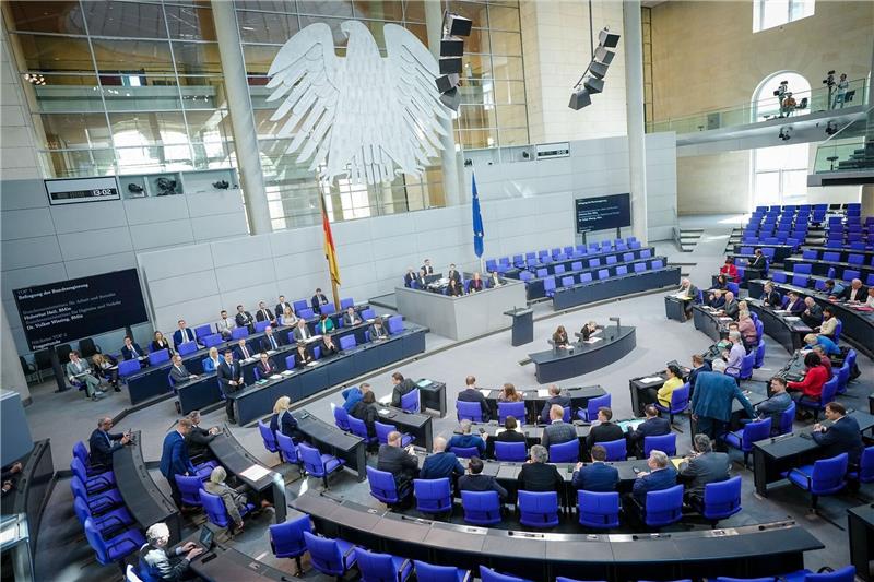 Abgeordnetendiäten steigen um 2,6 Prozent Blick in den Plenarsaal des Deutschen Bundestags. Abgeordnete bekommen ab dem 1. Juli mehr Gehalt.