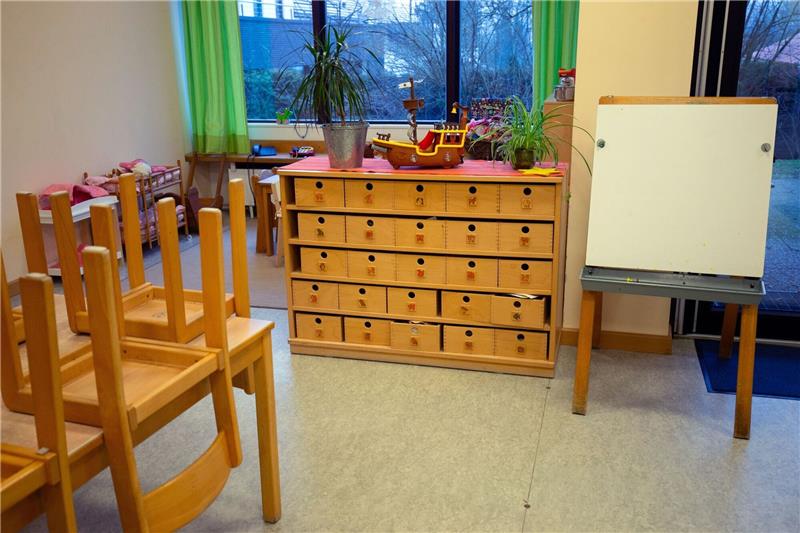 Studie: Regionale Unterschiede bei Kosten für Kita-Betreuung Blick in den Raum einer Kindertagesstätte mit hochgestellten Stühlen.