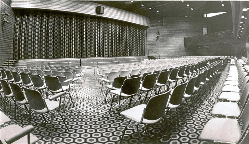 Stadthalle Osterode feiert ihren 50. Geburtstag Blick in den Saal der neu erbauten Stadthalle 1973. Foto: Stadtarchiv Osterode