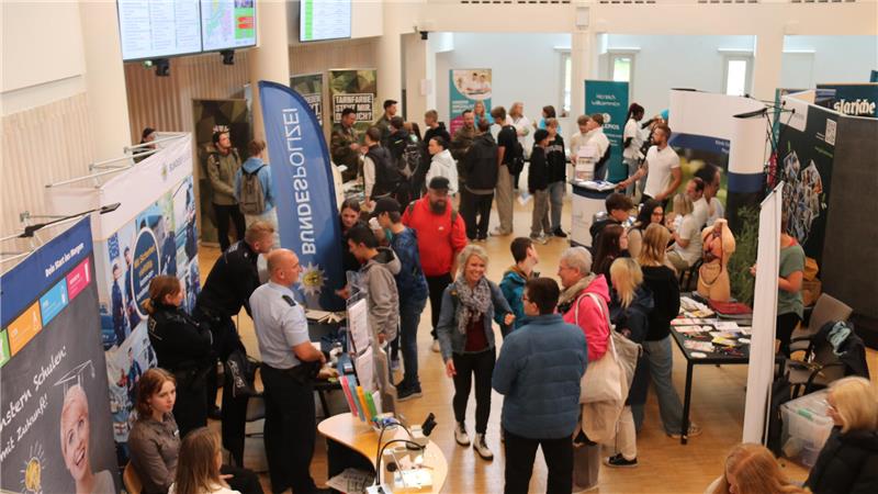 Blick in den Sitzungssaal: Wo sonst der Kreistag debattiert, suchen jetzt junge Menschen einen Ausbildungsplatz.