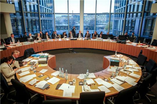 Blick in den Sitzungssaal mit dem Haushaltsausschuss des Bundestags mit der finalen Beratung des Etats für 2024.