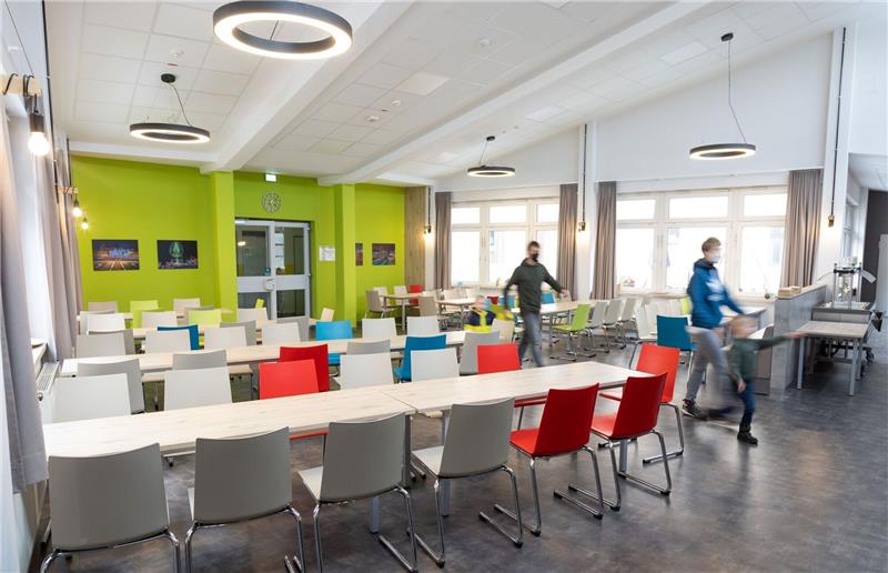 Blick in den Speiseraum einer Jugendherberge in Osnabrück.