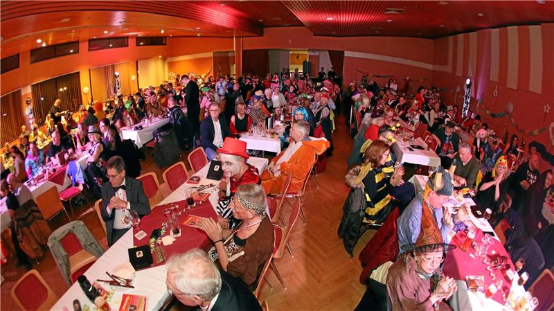 Karneval in Goslar: Session mit Zauberern und Zombies Blick in den gut gefüllten Lindenhof-Saal mit vielen verkleideten Gästen.
